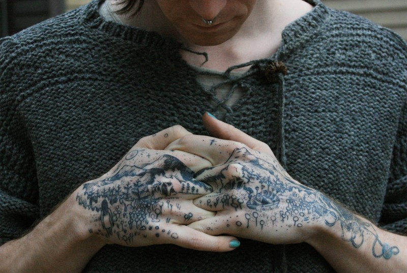 Einfaches hausgemachtes schwarzes Landschaft Tattoo an Händen