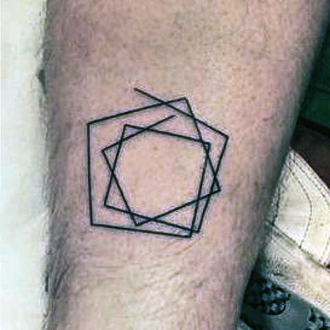 Einfaches hausgemachtes schwarzes Tattoo geometrisches Tattoo am Arm