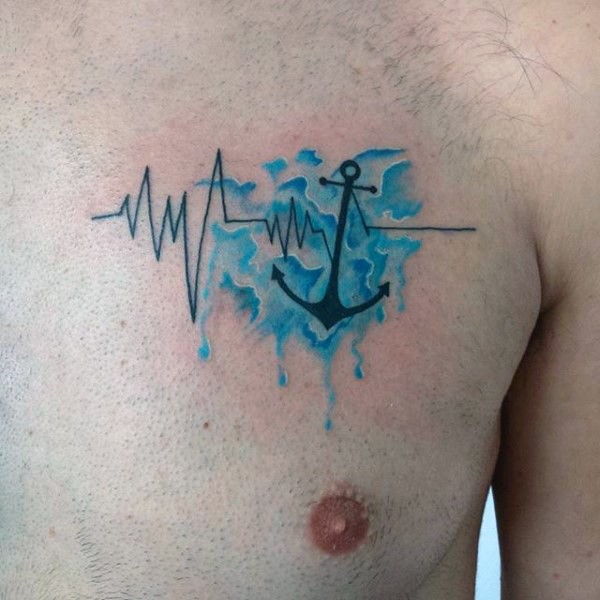 Tatuaje en el pecho,  olas azules con ancla negra y ritmo cardíaco
