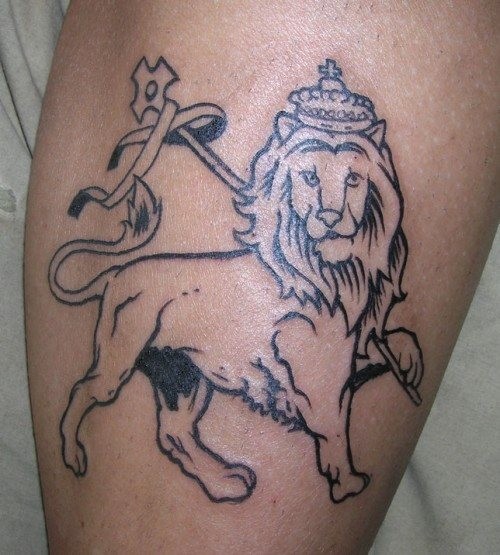 Tatuaje  de emblema de león en corona y con bastón