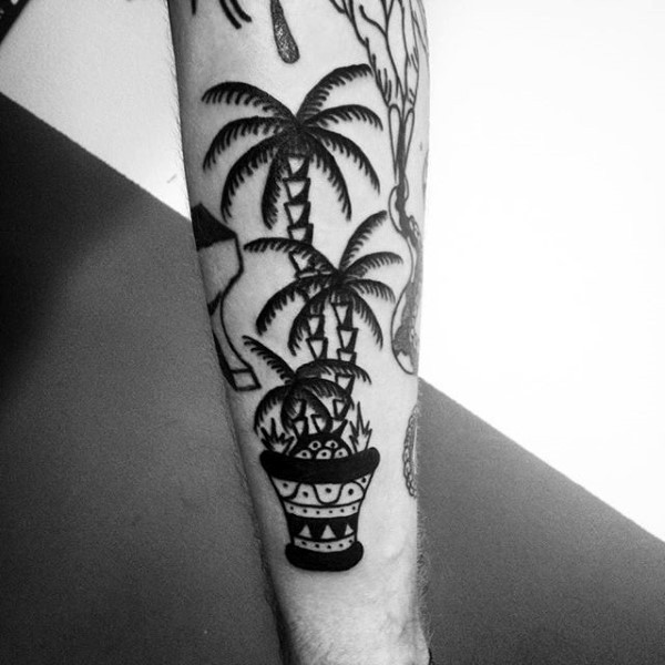 Tatuaje en el antebrazo,
palmeras en maceta, tinta negra