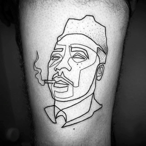 semplice fatto a mano inchiostro nero uomo fumando tatuaggio su coscia