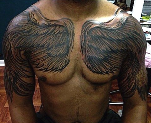 Einfaches hausgemachtes schwarzes Tattoo mit Flügeln auf der Brust und Schultern