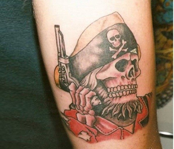 Tatuaje en el brazo,
esqueleto de pirata con pañuelo y pistola