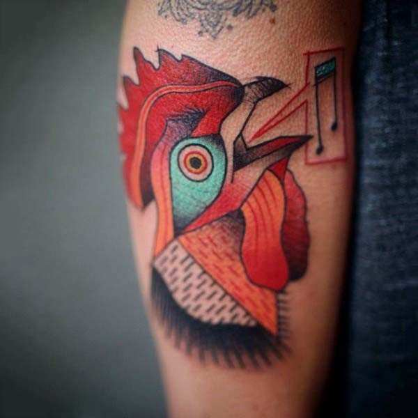 Einfaches hausgemachtes Tattoo mit farbigem Hahn  am Arm
