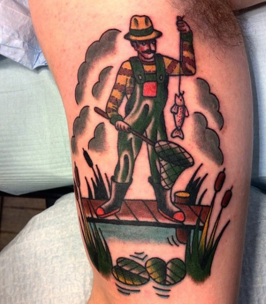 Tatuaje en el brazo, pescador con pez en el puente pequeño