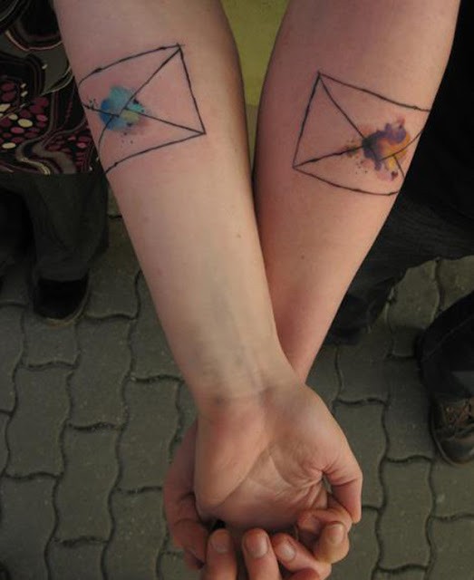 Tatuajes en los antebrazos,
sobres con sellas para pareja