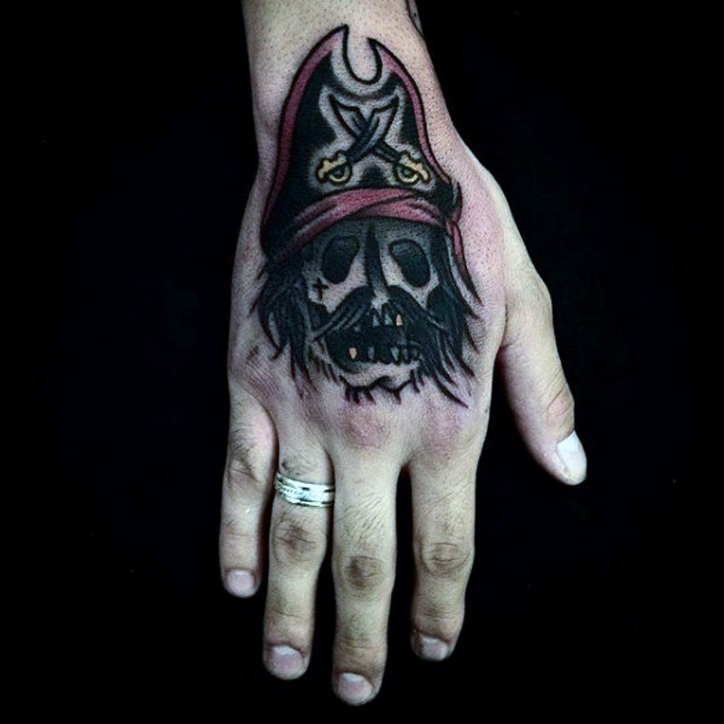 Tatuaje en la mano,  cráneo del pirata divertido con bigote