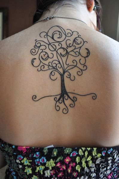 semplice stile fatto a casa inchiostro nero albero tatuaggio su parte superiore della schiena