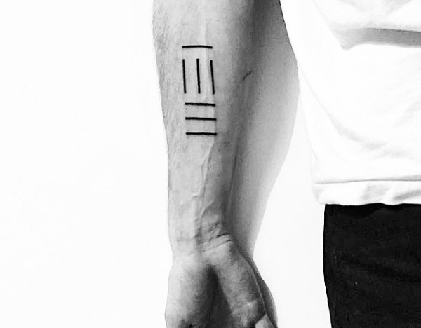 Tatuaje en el antebrazo, líneas rectas misteriosos, tinta negra