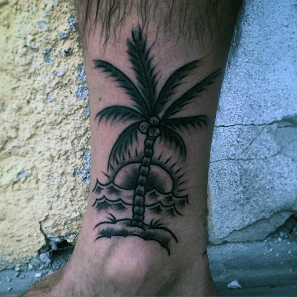 Tatuaje en el tobillo, 
palmera con puesta del sol, dibujo simple