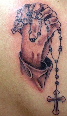 Einfaches hausgemachtes  Tattoo von betende Hände mit Kreuz am Rücken