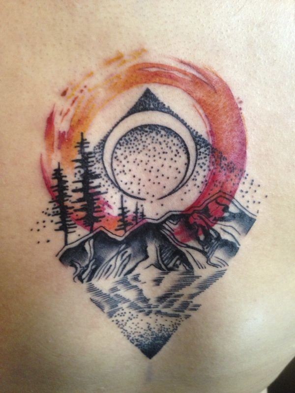 Tatuaje de paisaje estilizado en la espalda