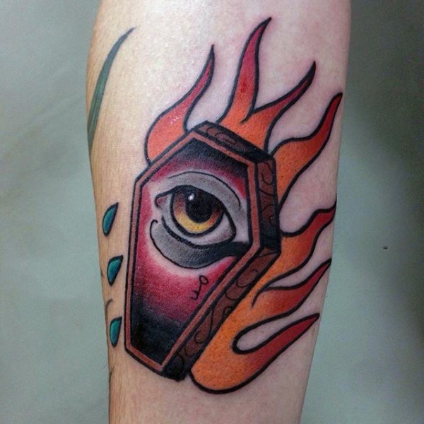 Tatuaje en la pierna, ataúd misterioso en llamas