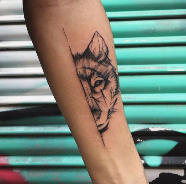 Estilo simples linework tinta preta antebraço tatuagem de cabeça de lobo parte