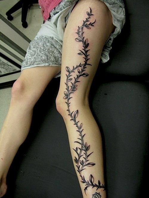 Einfaches langes schwarzes Blumentattoo  am ganzen Bein