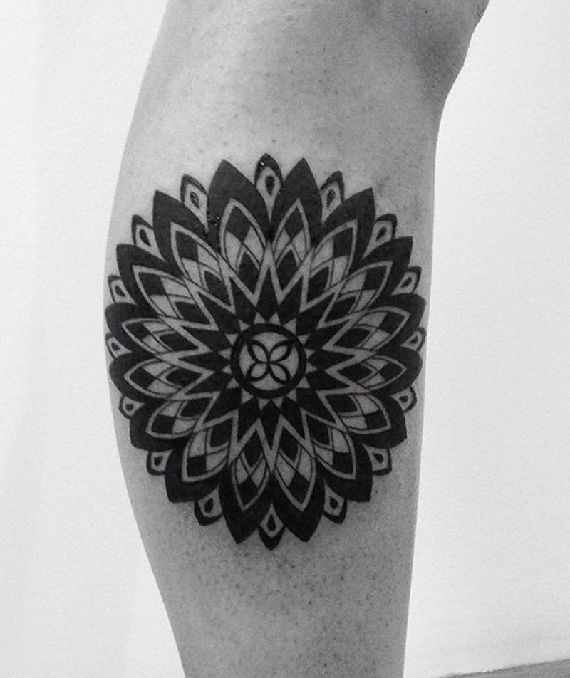 semplice piccolo inchiostro nero ornamento di fiore tatuaggio su gamba