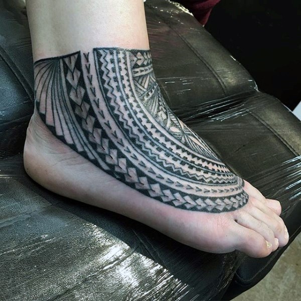 Tatuaje en el pie, ornamento tribal simple, tinta negra