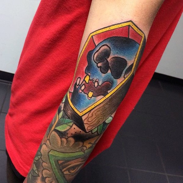 semplice piccolo colorato barra di legno con teschio tatuaggio su braccio