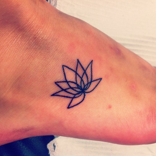 Tatuaje de loto precioso con contornos negros en el pie