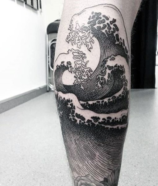 Tatuaje en la pierna, olas simples de tinta negra