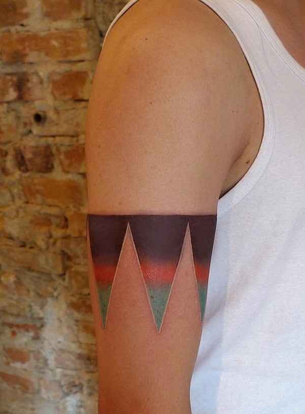 Einfaches mehrfarbiges Arm Tattoo mit Dreiecken
