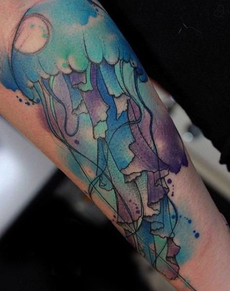 Einfache mehrfarbige Qualle Tattoo am Arm