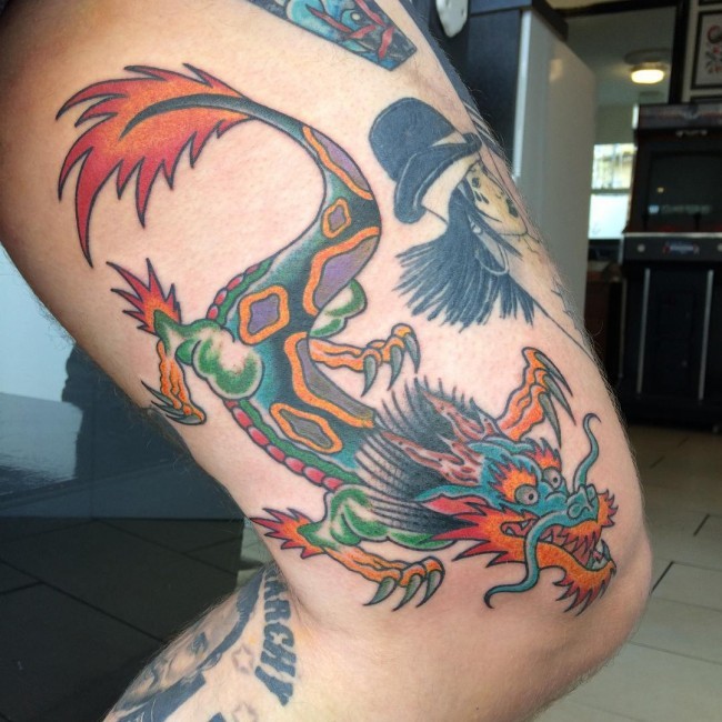 Tatuaje en el muslo, 
dragón abigarrado de estilo  old school