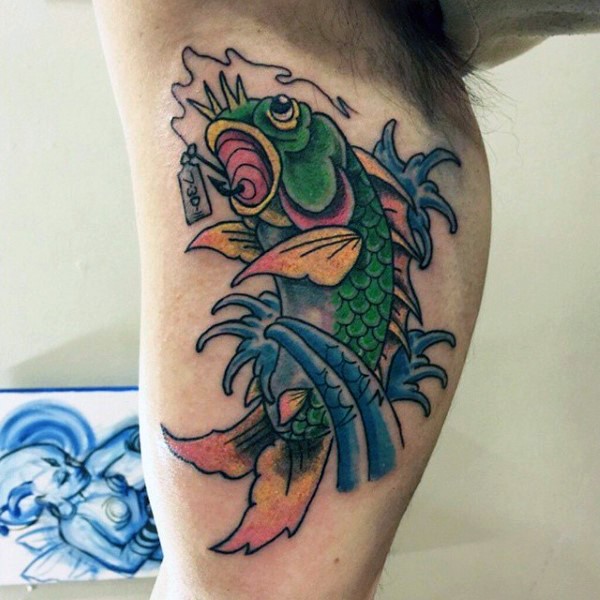 Tatuaje en el brazo, pez multicolor enganchado, estilo old school