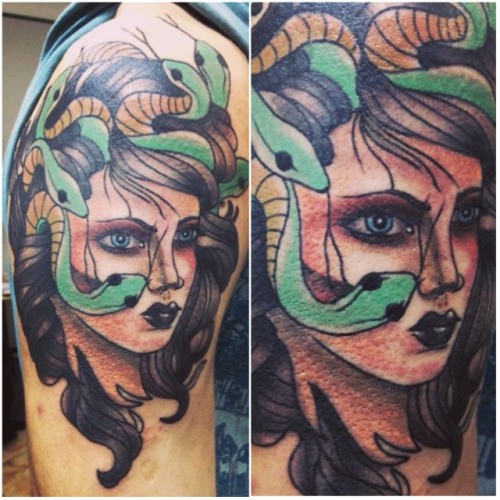 Einfacher Stil Oldschool farbiges Schulter Tattoo mit böser Meduse