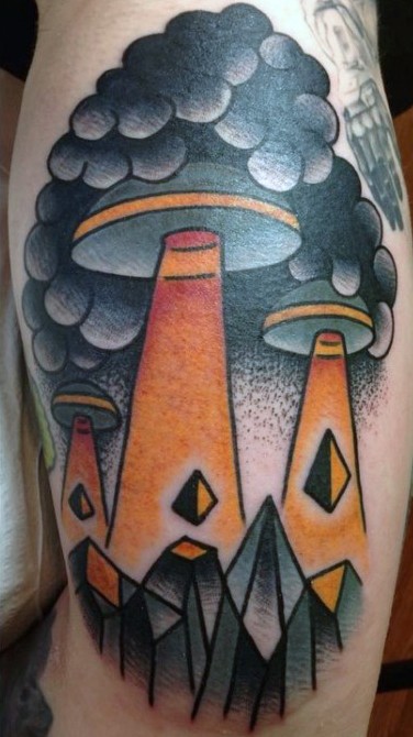 Tatuaje en la pierna,
naves extraterrestres en nube  y pirámides