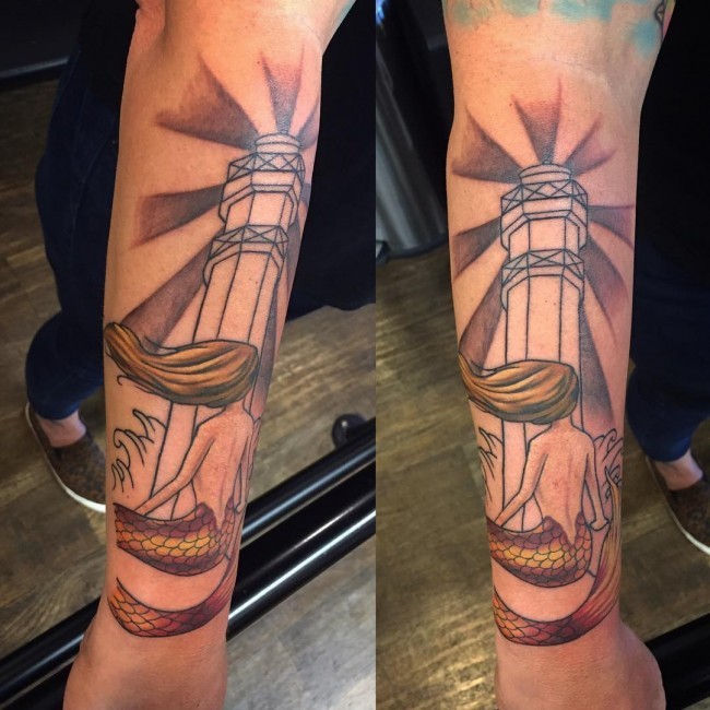 Einfach bemaltes und gefärbtes Unterarm Tattoo von Meerjungfrau mit großem Leuchtturm