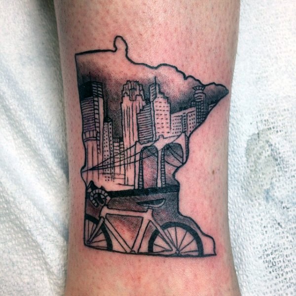 Tatuaje en el tobillo,   bicicleta simple en la ciudad, colores negro blanco