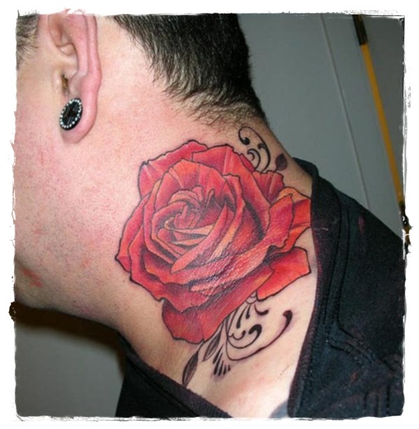 Tatuaje en el cuello, rosa roja exuberante
