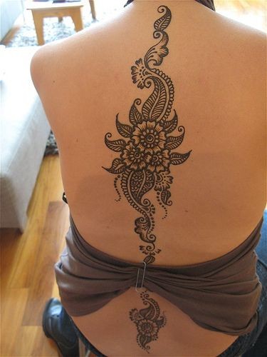 Tatuaje en la espalda, patrón floral gracil, tinta negra