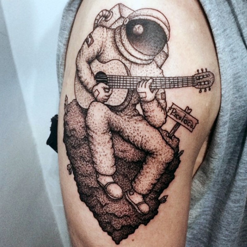 Tatuaje de astronauta fascinante con guitarra  en el brazo