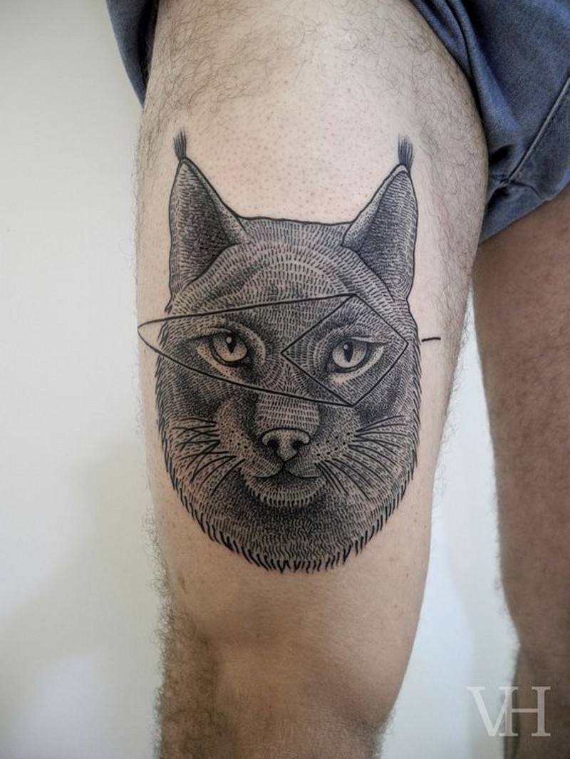 semplice dipinto inchiostro nero testa di gatto selvaggio tatuaggio su coscia