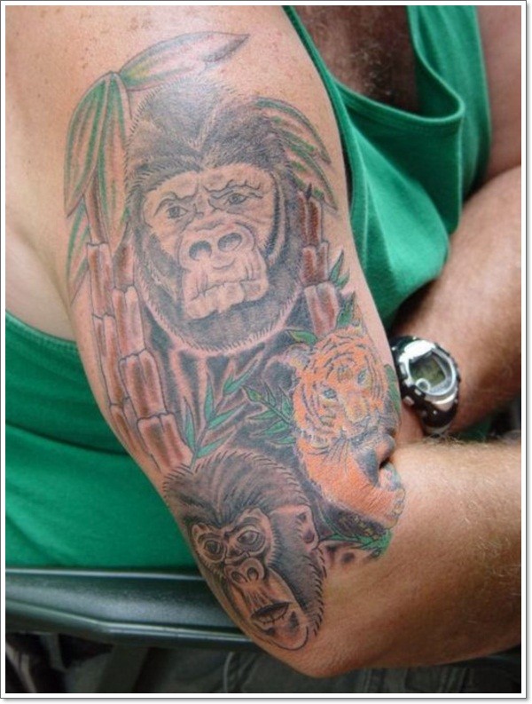 Tatuaje en el brazo,
mono sabio en la palmera y tigre