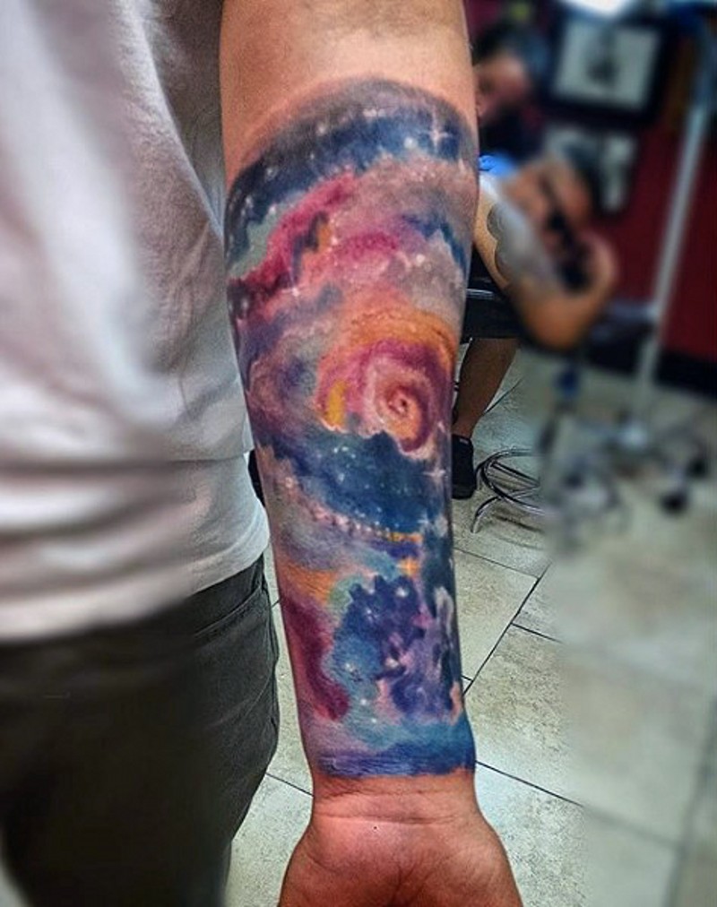 Tatuaje en el antebrazo, cosmos profundo de varios colores