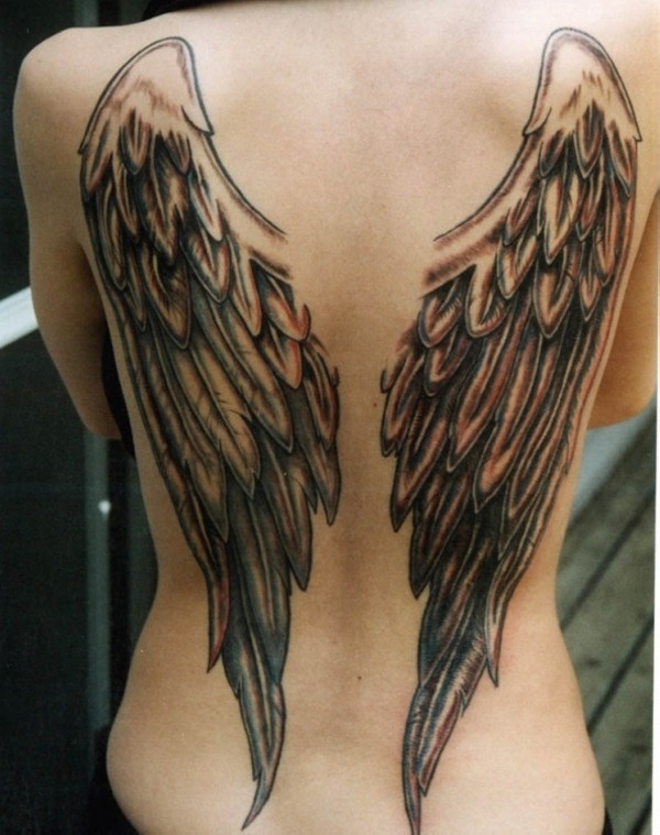 Einfache gemalte detaillierte und farbige Flügel Tattoo am Rücken