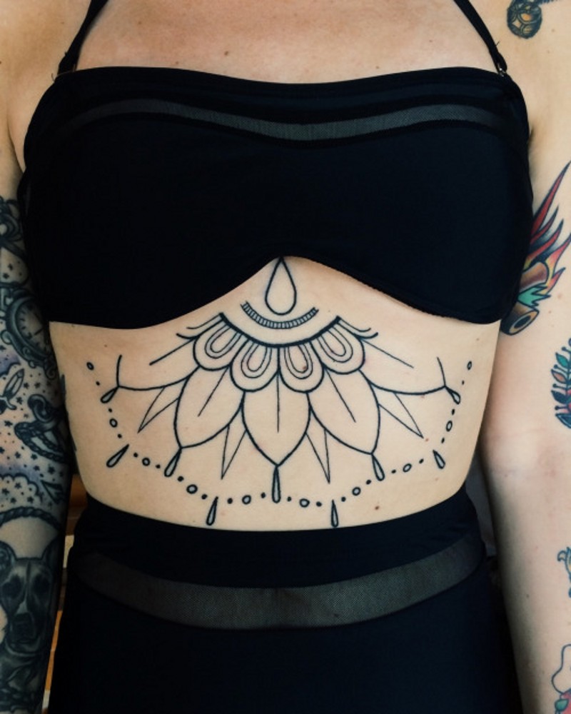 Einfache bemalte kleine schwarze Blume Tattoo am Bauch