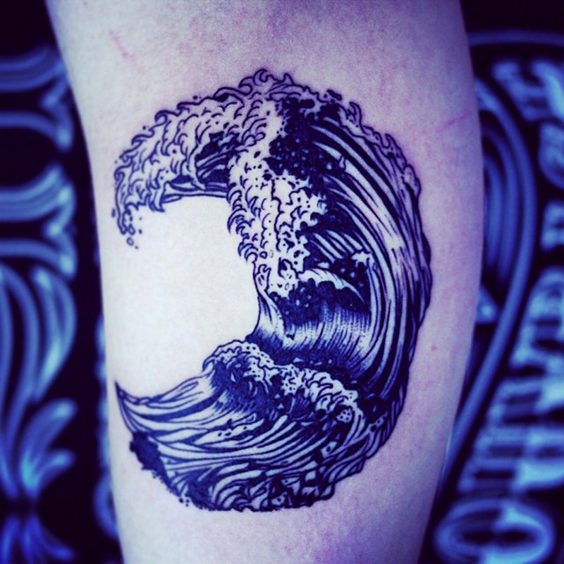 Einfache gemalte kleine farbige ozeanische Welle Tattoo am Bein