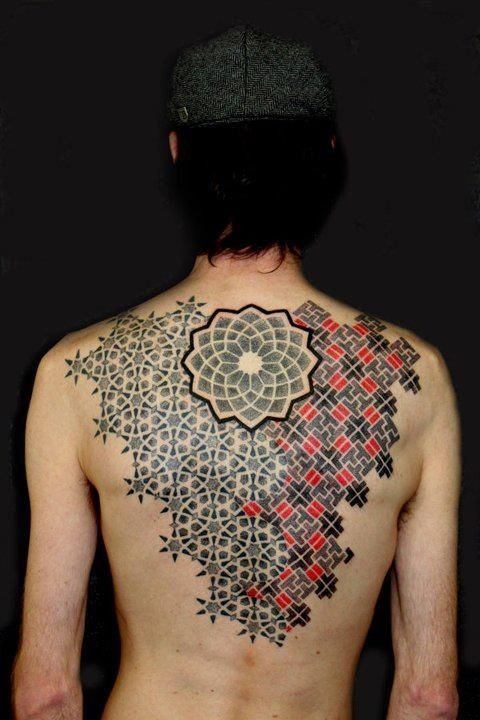 Tatuaje en la espalda, ornamento de dos mitades diferentes, diseño magnífico