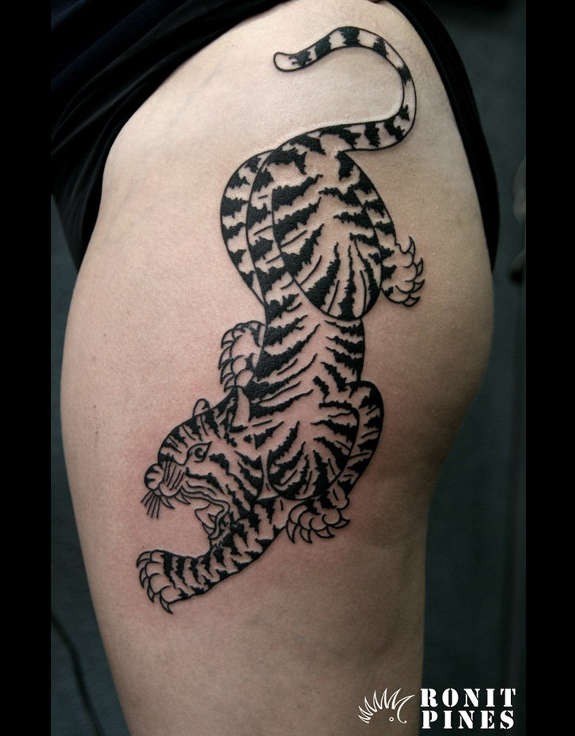 Esboço simples estilo coxa tatuagem de tigre