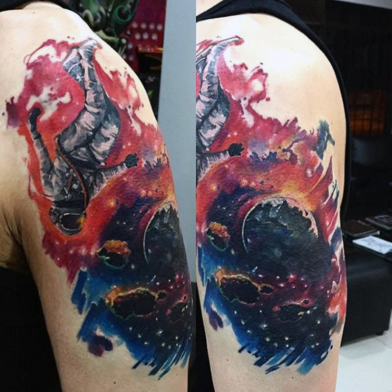 Tatuaje en el brazo, cosmos profundo oscuro  con astronauta