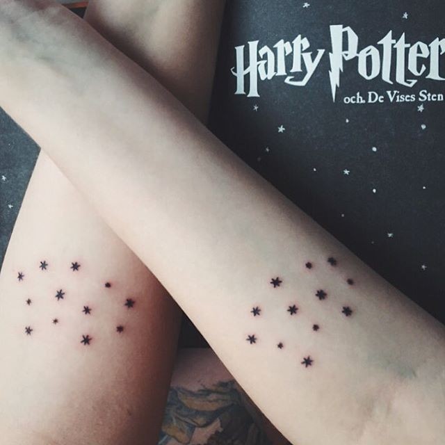Tatuaje en el antebrazo, diferentes estrellas diminutas, tinta negra