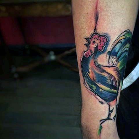 Tatuaje en el antebrazo,
gallo flaco extraordinario multicolor