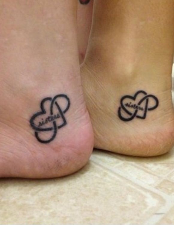 Tatuajes iguales en los pies, corazón y infinito negros simples