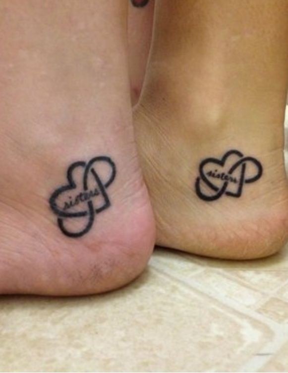 sorelle che corrisponde al cuore segno infinito doppio tatuaggio su caviglia