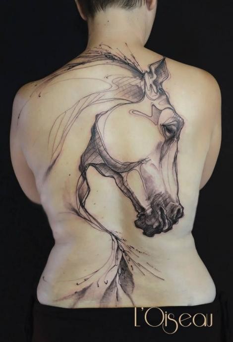 Sketch Stil schwarzes Rücken Tattoo mit großem Pferdekopf